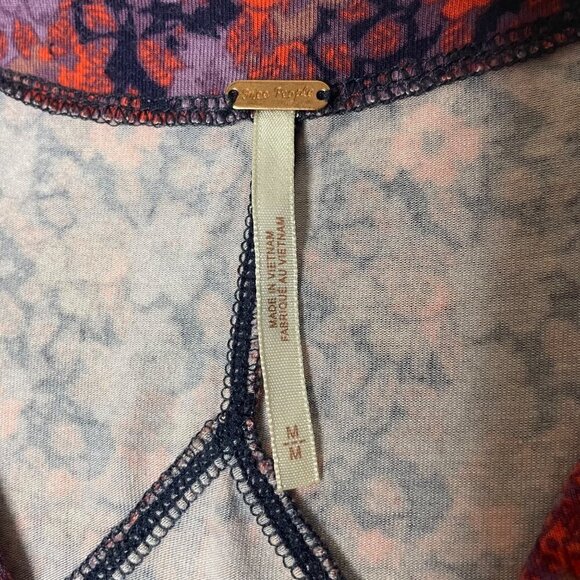 Free People Women’s Medium Red Purple Floral V-Neck Stretch Knit Top Blouse - Picture 3 of 8